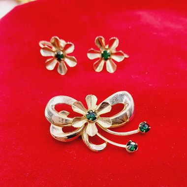 Vintage Retro Gold Tone and Green Crystal Brooch and Earrings Jewelry Set