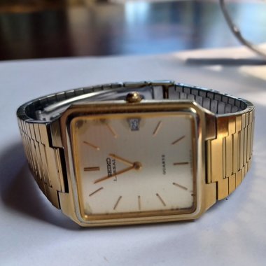 Vintage Seiko Sleek Gold Tone Metal Link Mens Quartz Watch